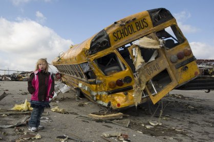אוטובוס תלמידים שנפגע בסופת טורנדו בהנריוויל, אינדיאנה. מרץ, 2012